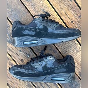 Nike Air Max 90 Men’s Classic  Sneaker Triple Black.